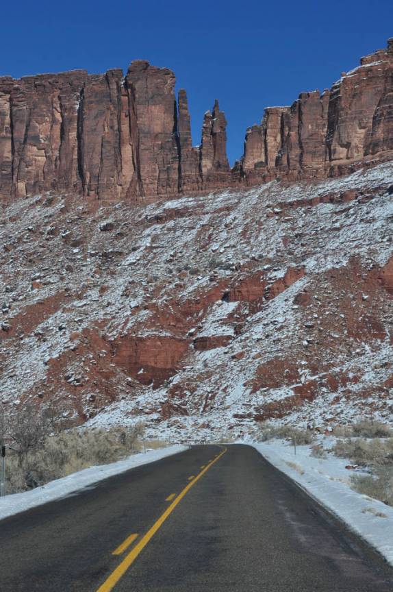 Céu azul e muito frio em estrada no leste de Utah, a caminho do Colorado, nos Estados Unidos